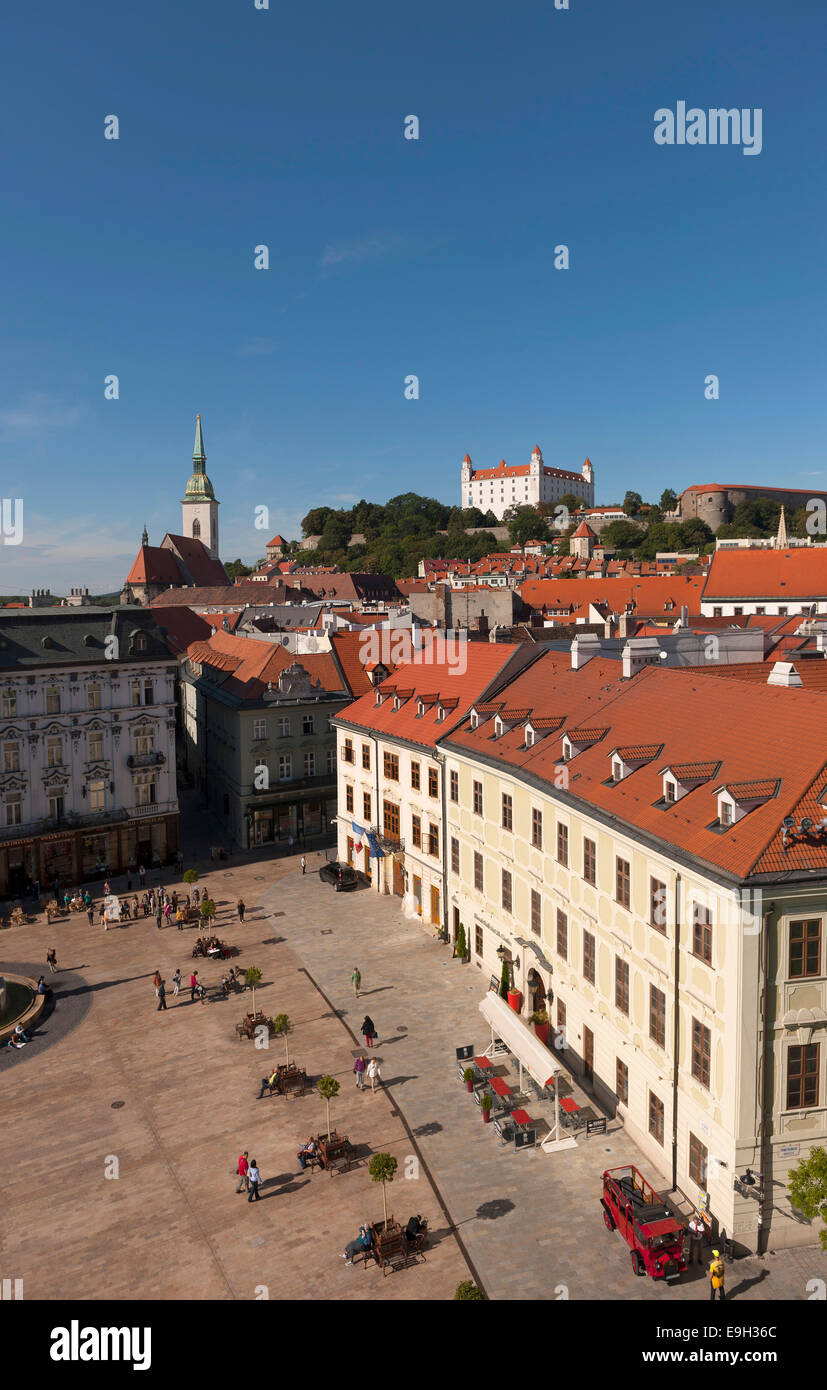 Vue sur la Hlavné námestie place principale, derrière le château de Bratislava, Bratislava, Slovaquie Banque D'Images
