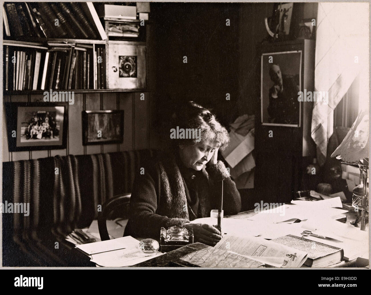 Ce portrait montre Hulda Garborg (1862-1934), auteur norvégien de premier plan, capturé en 1924. La photographie fait partie de la collection de la Bibliothèque nationale de Norvège, la mettant en évidence comme une figure clé de la littérature norvégienne. Banque D'Images