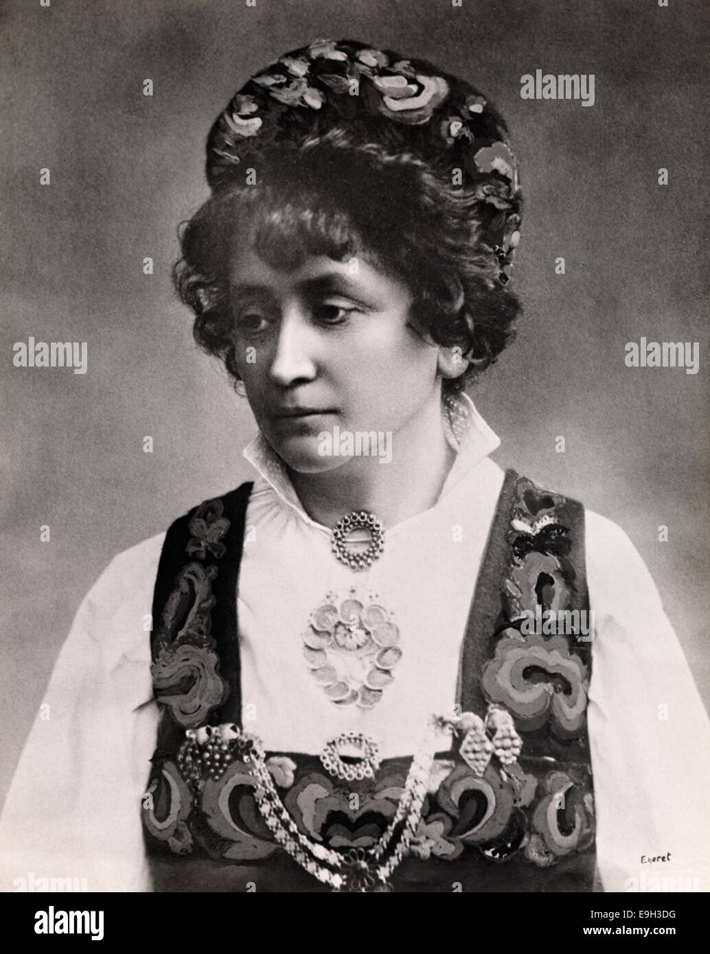 Portrait de Hulda Garborg (1862-1934), auteur norvégien originaire de Hallingdal, portant un bunad traditionnel de Hallingdal. L'image reflète sa contribution significative à la littérature norvégienne et son rôle en tant qu'écrivaine de premier plan à la fin du XIXe siècle et au début du XXe siècle. Banque D'Images