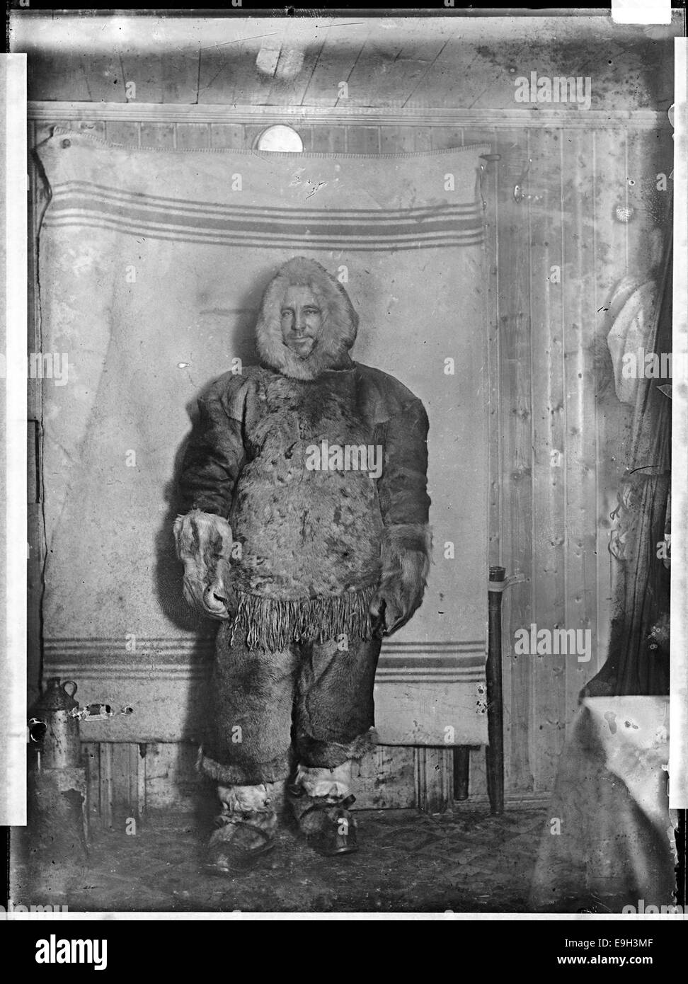 Ce portrait présente Oscar Wisting, un membre clé de l’expédition de Roald Amundsen au pôle Sud en 1911. La photographie, prise en 1911, montre la contribution de Wisting au voyage historique, reflétant son rôle dans l'exploration polaire aux côtés d'Amundsen. Banque D'Images