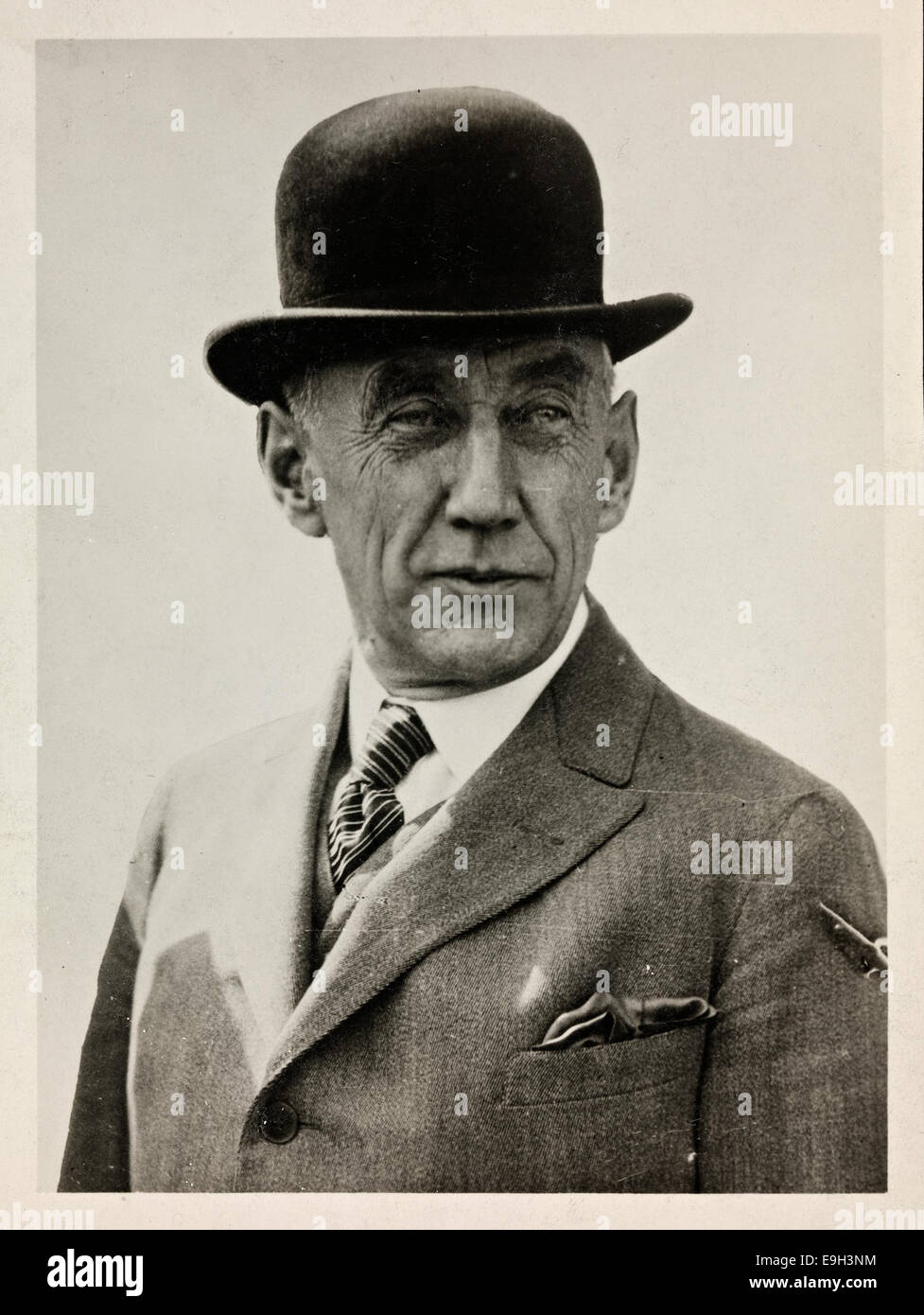 Portrait de Roald Amundsen, pris en 1926, capturant le célèbre explorateur norvégien connu pour ses expéditions polaires. L'image donne un aperçu de son apparence personnelle au début du XXe siècle. Banque D'Images