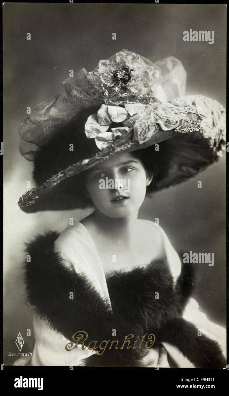 Une carte postale de Ragnhild, représentant une femme à la mode portant un chapeau vintage. L'image a été publiée par Paul Fink et fait partie de la collection de la Bibliothèque nationale de Norvège. La photographie met en valeur la mode féminine de l'époque, en mettant l'accent sur des accessoires tels que des chapeaux. Banque D'Images