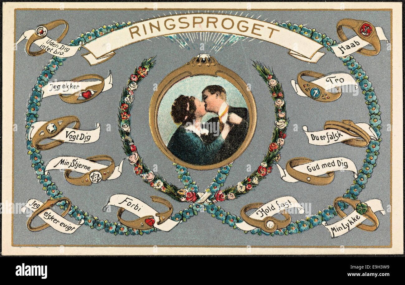 Cette carte postale célèbre la Saint-Valentin avec des bagues et des symboles de l'amour. Il reflète les thèmes traditionnels de la romance, y compris les bandes de mariage et les jetons d'amour. Banque D'Images