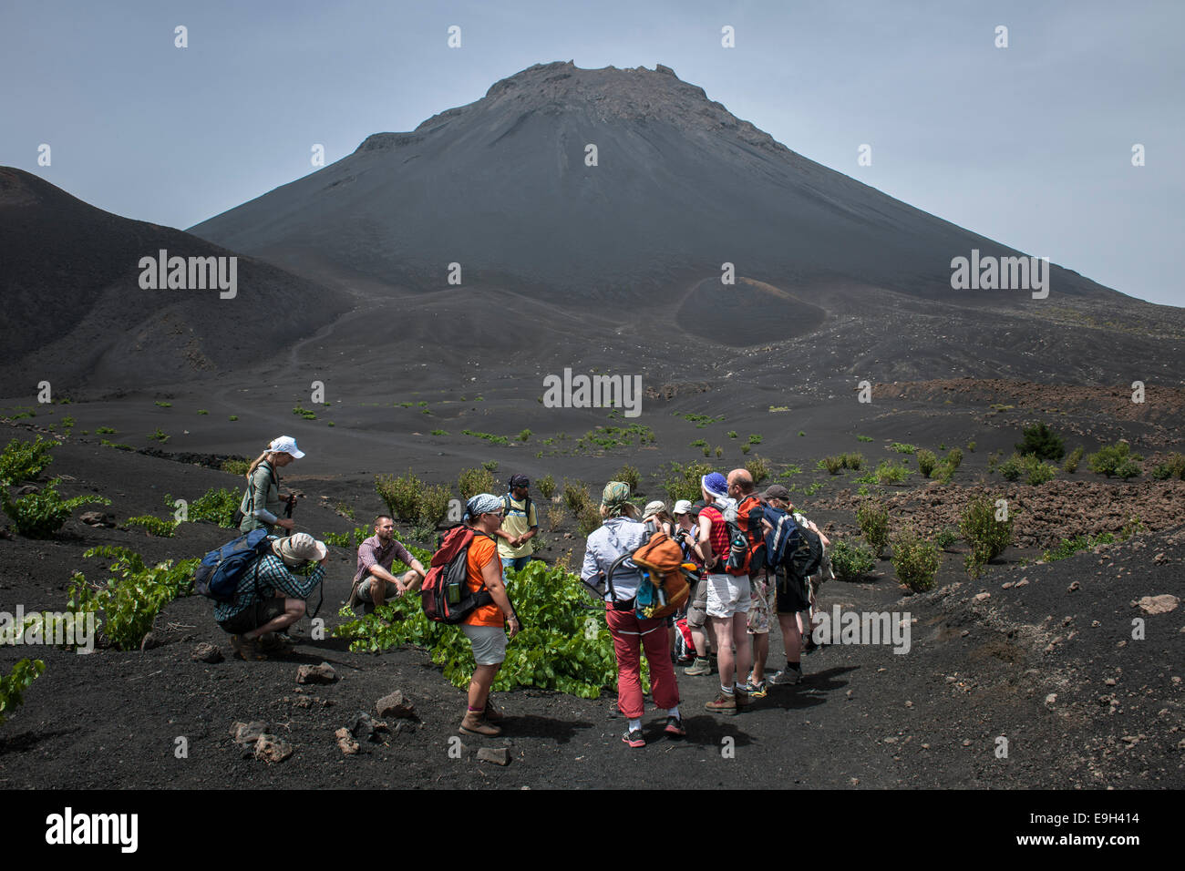 Les randonneurs en face du volcan Pico do Fogo Fogo, Parc National, l'île de Fogo, Cap-Vert Banque D'Images