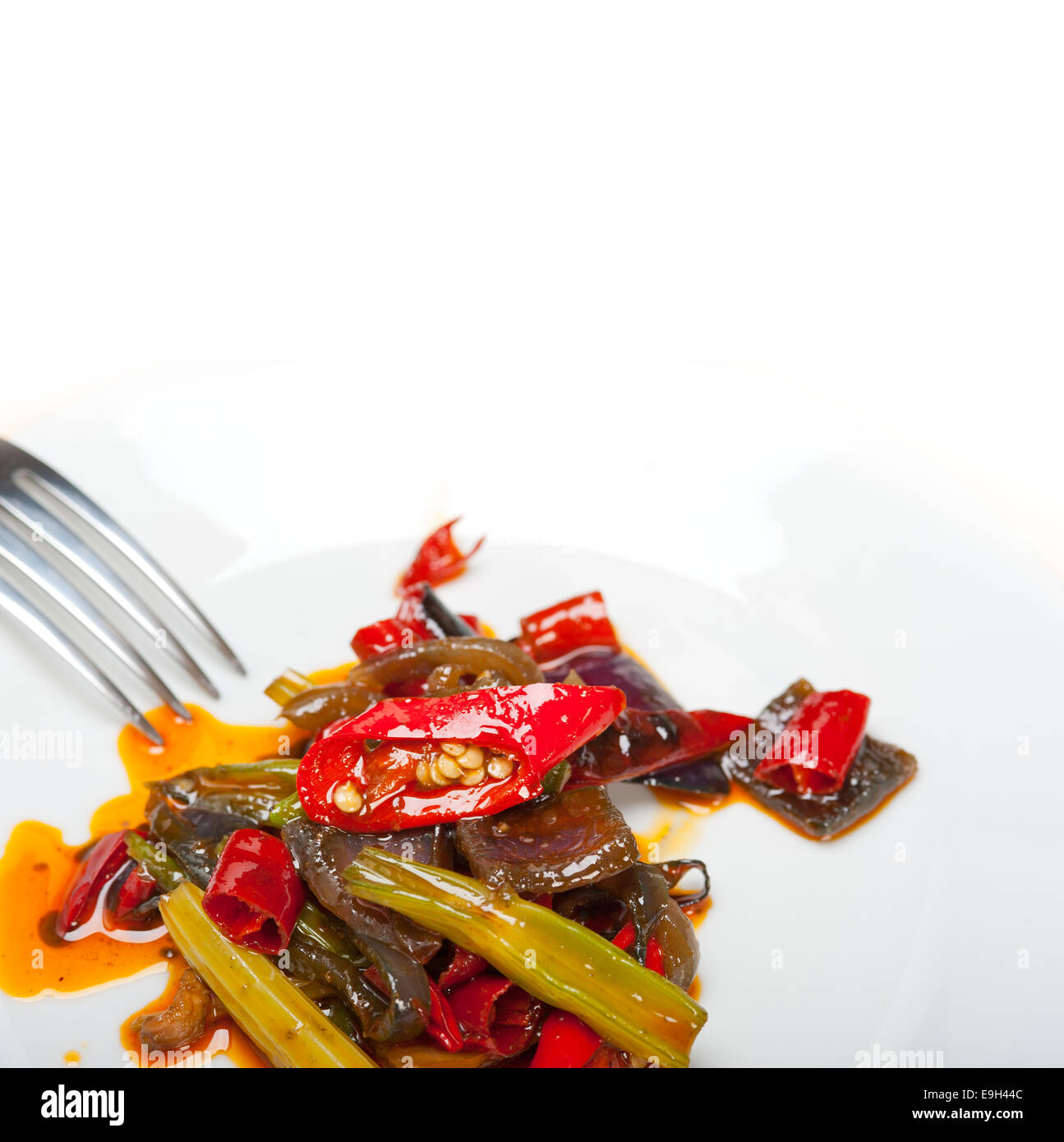Piment et légumes frits sur un pan wok en fer Banque D'Images