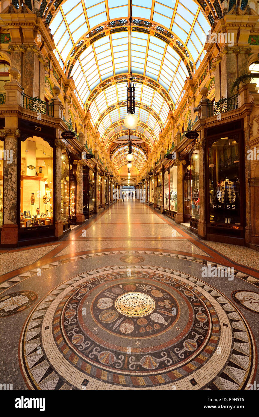 Arcade avec sol en mosaïque du comté de Victoria, trimestre, Leeds, West Yorkshire, England, United Kingdom Banque D'Images