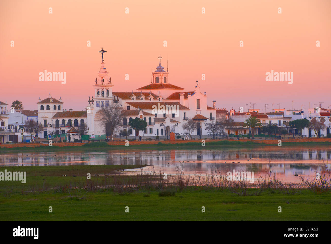 El Rocio village et Ermita del Rocío hermitage au coucher du soleil, El Rocio, province de Huelva, Andalousie, Espagne Banque D'Images