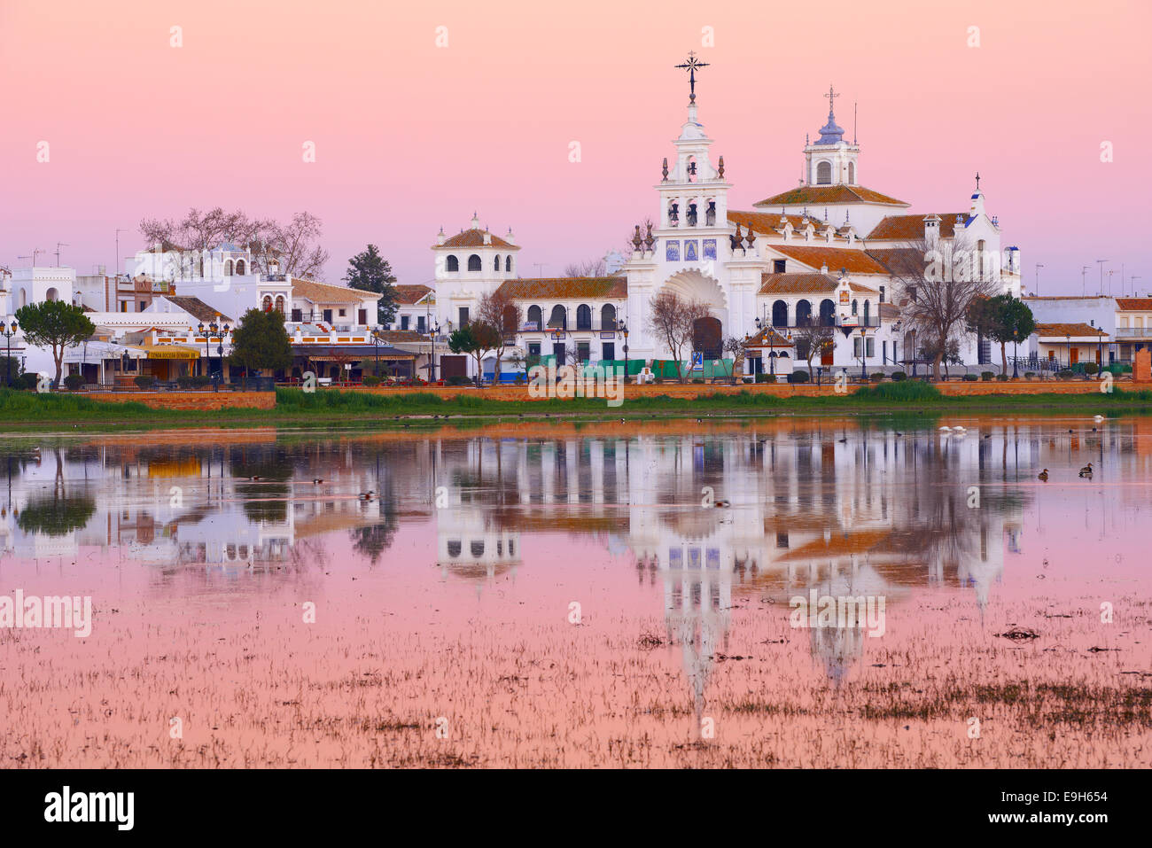 El Rocio village et Ermita del Rocío hermitage au coucher du soleil, El Rocio, province de Huelva, Andalousie, Espagne Banque D'Images