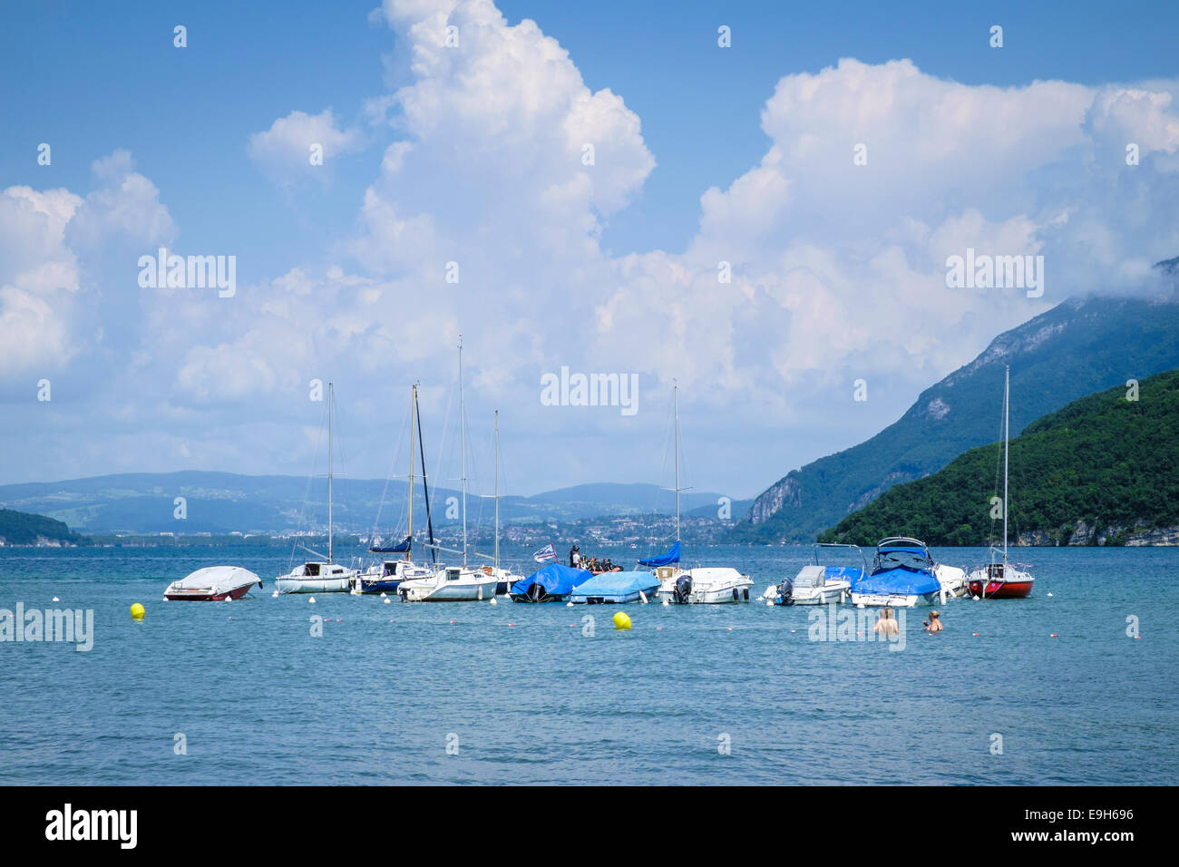 Des bateaux et des baigneurs dans le lac d'Annecy, Haute-Savoie, France en été Banque D'Images