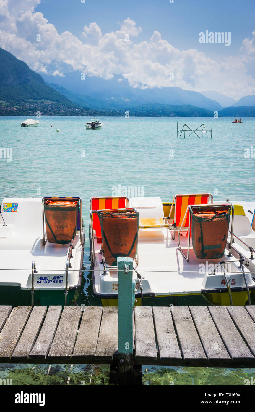 Bateaux au lac d'Annecy, France, l'Europe en été Banque D'Images