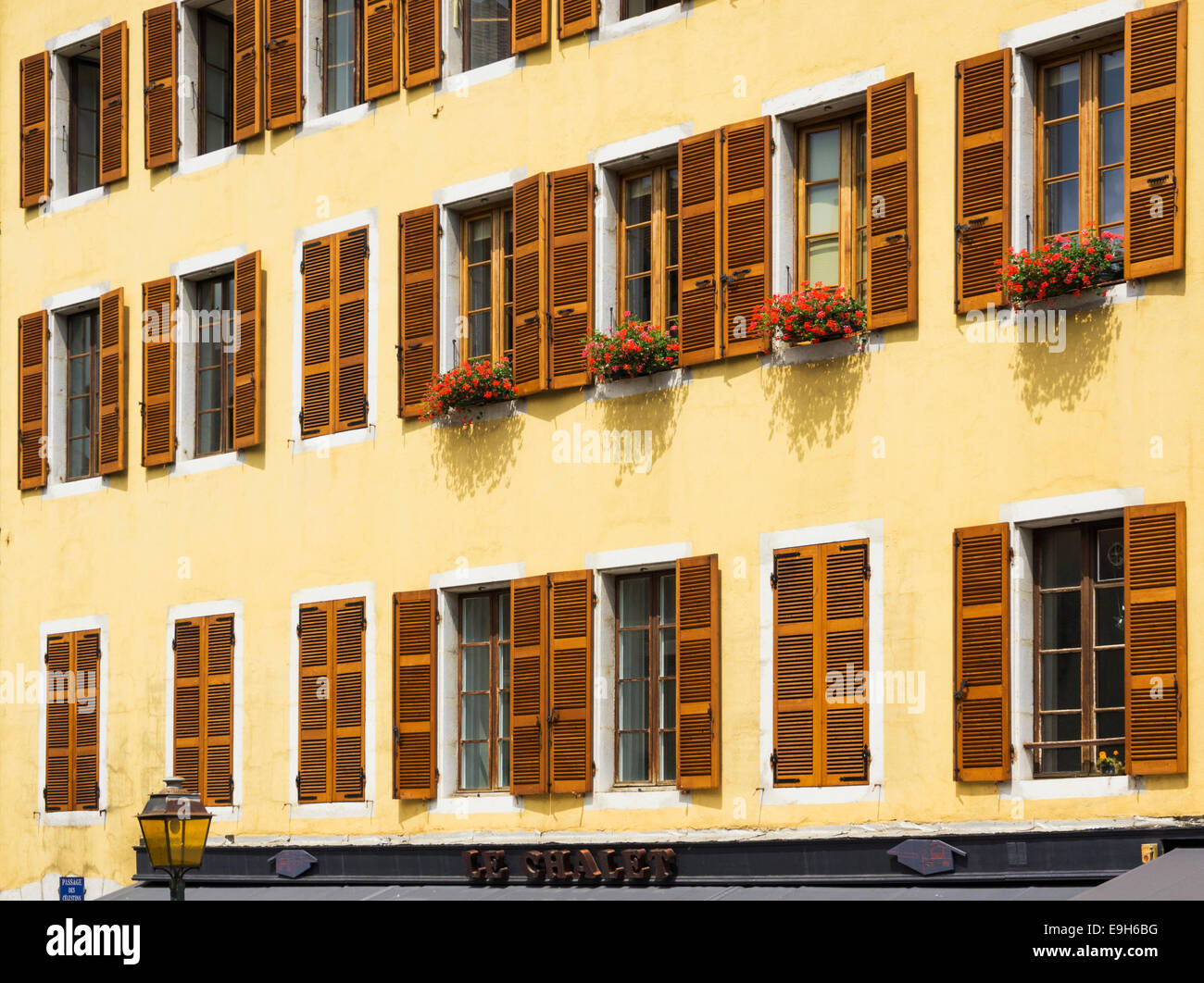 Rangée de fenêtres à volets sur les appartements dans une ville française Banque D'Images