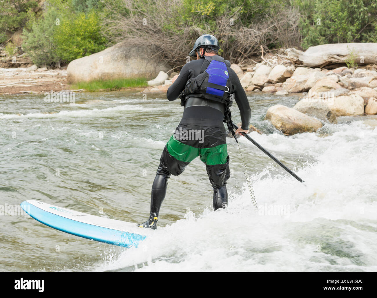 L'homme sur un stand-up paddle board dans les rapides de la rivière Arkansas à Buena Vista, Colorado, USA Banque D'Images