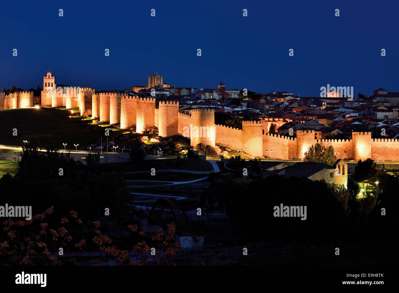L'Espagne, Castilla-leon : vue nocturne de la ville médiévale murs de ville du patrimoine mondial Ávila Banque D'Images