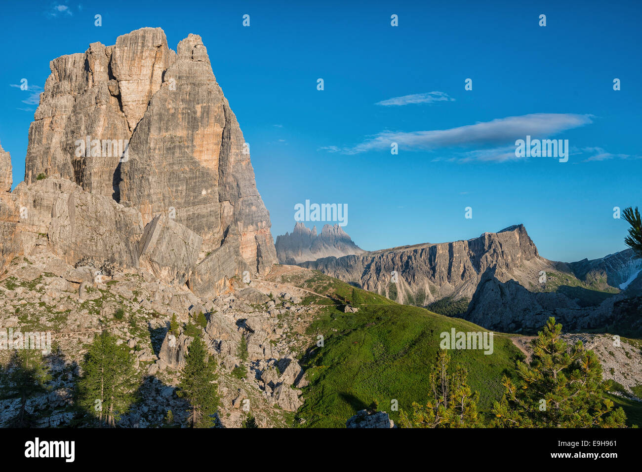 La Cima Grande pic dans les Cinque Torri avec ciel bleu, les montagnes Croda da Lago et de Lastoi a Rapp à l'arrière, Dolomites Banque D'Images