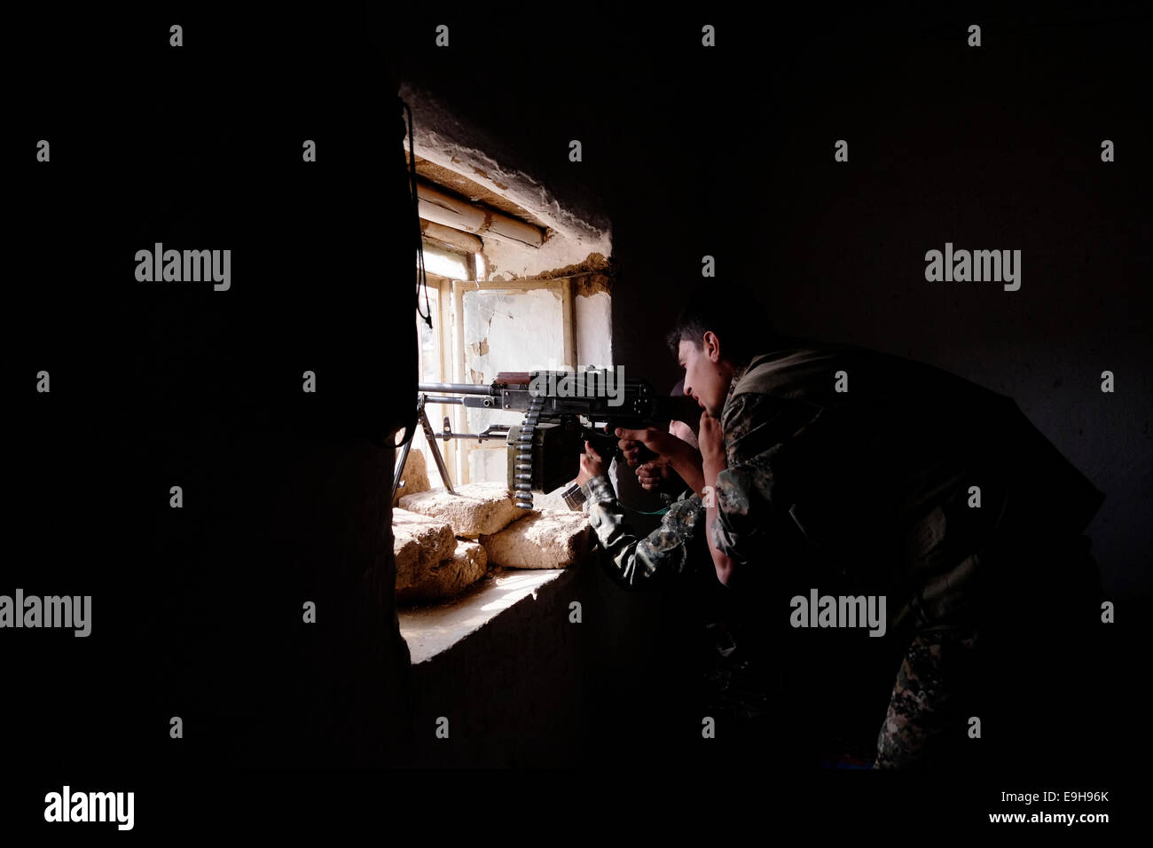 Fighter kurde de la GPJ Unités de protection de la forêt vers ISIS ou militants ISIL dans une position en première ligne dans la zone Hamis dire Hasakah Al Hassakeh ou district dans Rojava de facto la région autonome kurde originaires et composée de trois cantons autonomes dans le nord de la Syrie Banque D'Images