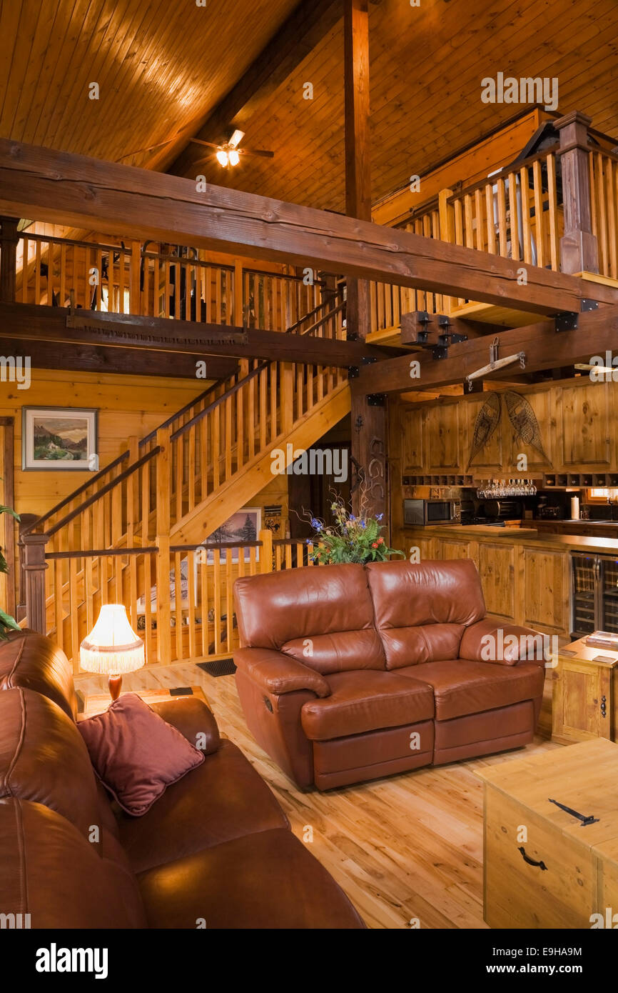Salle de séjour dans un Cottage Canadiana, un pin blanc log home, la Province du Québec, Canada Banque D'Images