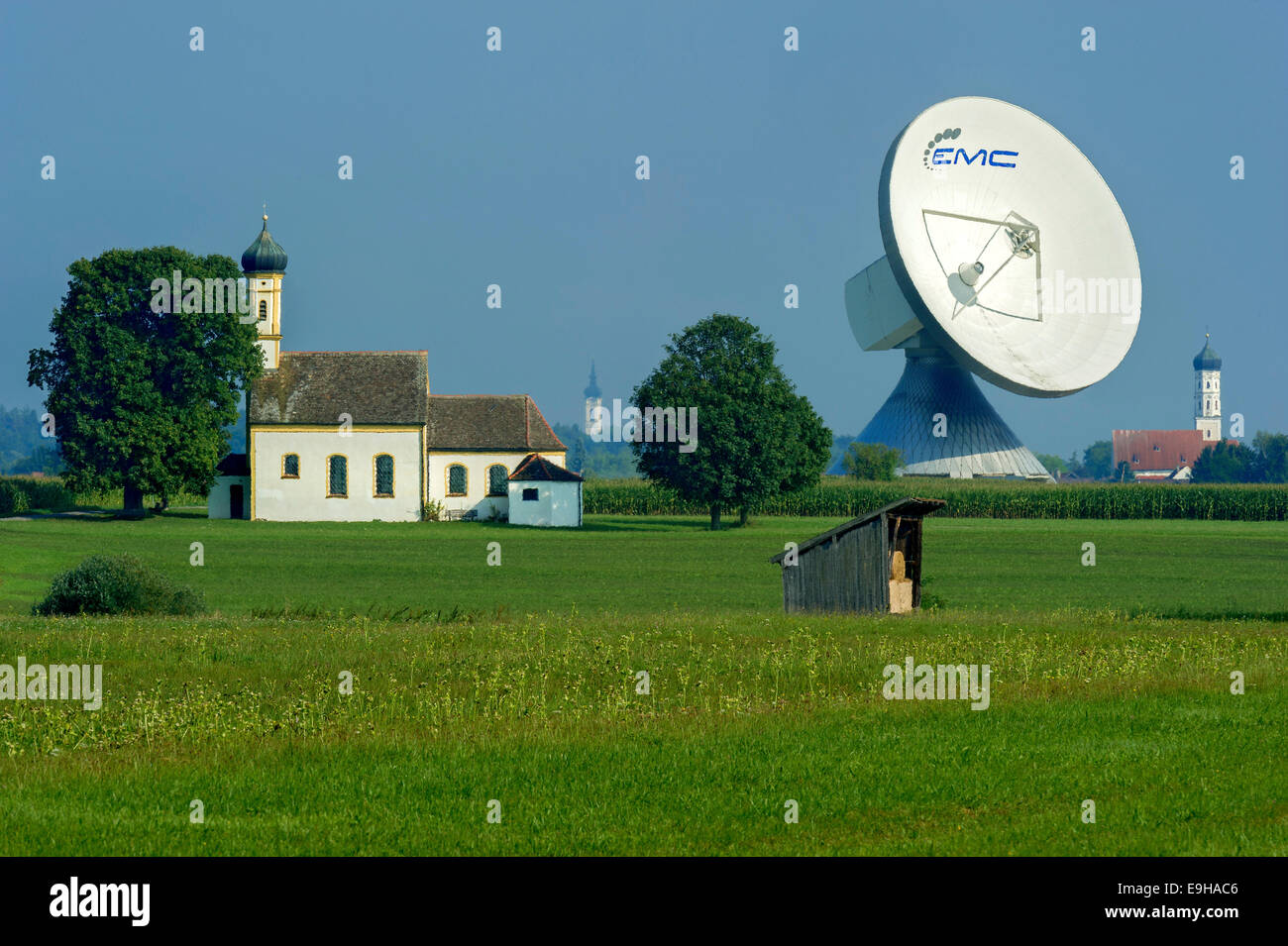 Chapelle de Saint John dans le champ en face d'une antenne parabolique de la station terrienne, Raisting Erdfunkstelle Pfaffenwinkel Banque D'Images