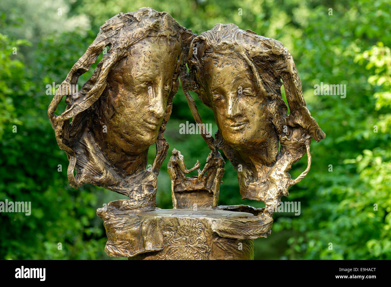 Stèle de bronze par Joseph Michael Neustift, Monument de l'amour, duc Albert III et Agnès Bernauer, jardin de sculptures de Schloss Banque D'Images