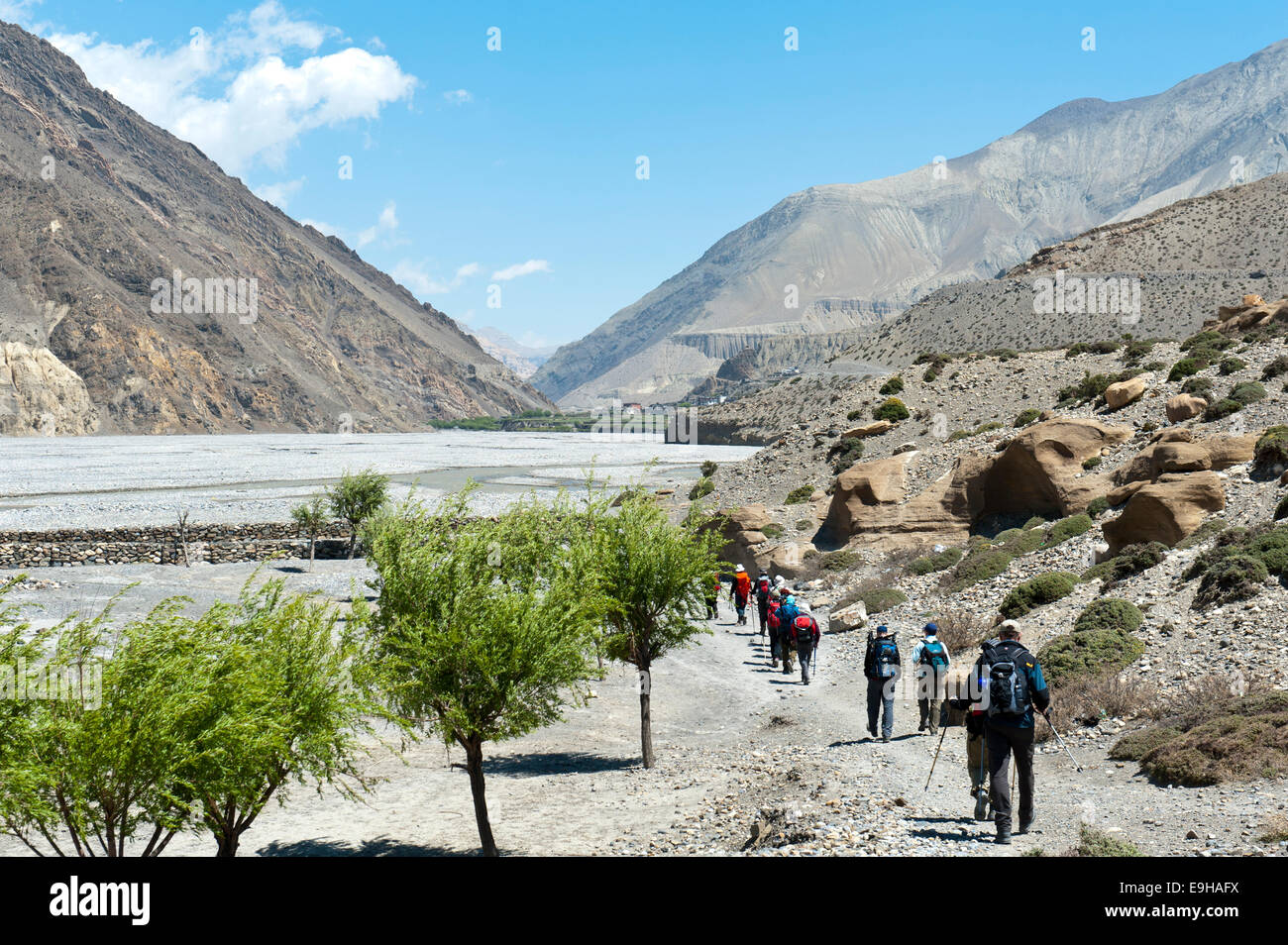 Les randonneurs sur un sentier, Gorge de Kali Gandaki, Mustang, Népal Banque D'Images