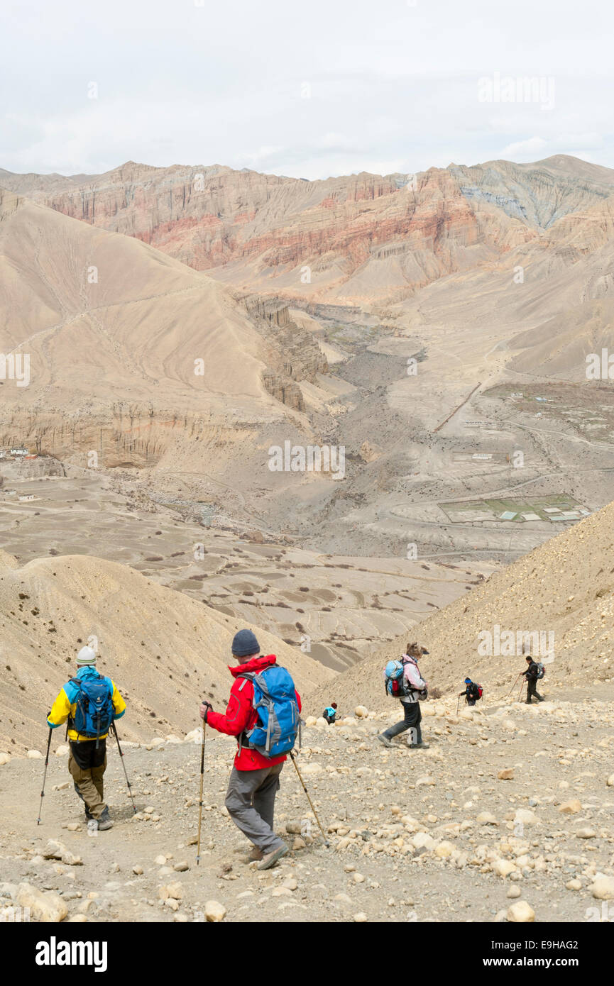 Les randonneurs en ordre décroissant de l'Ghemi La Pass, Upper Mustang, Népal Banque D'Images