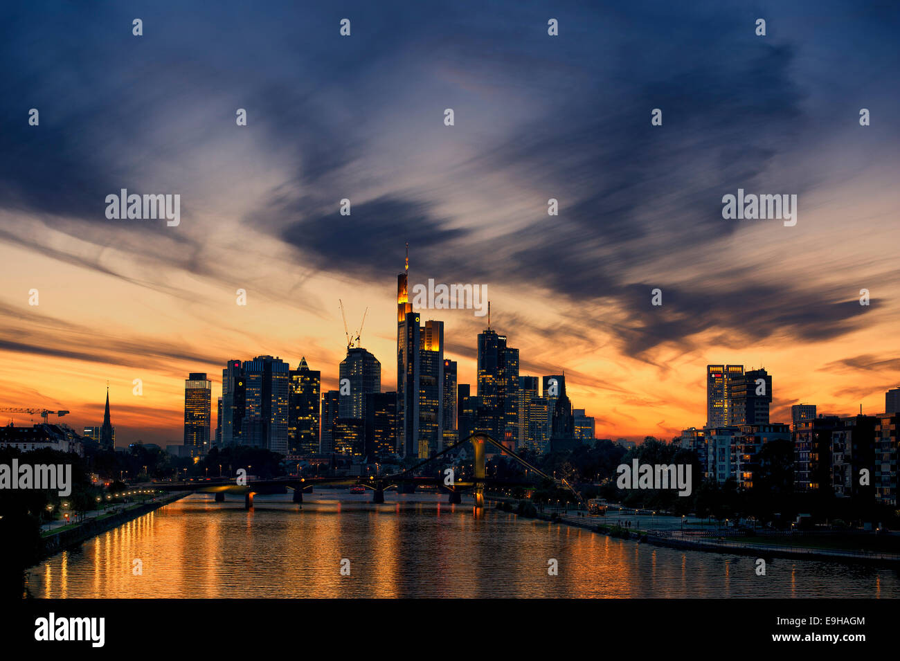 Toits de Francfort avec le cours principal de la rivière au crépuscule, Frankfurt am Main, Hesse, Allemagne Banque D'Images