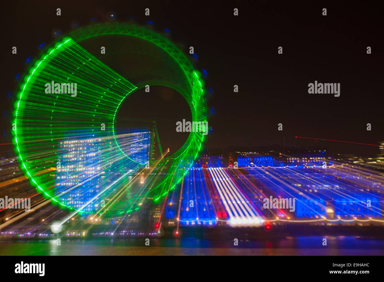 Zoomburst des bâtiments London Eye et Old County Hall, le long de la Tamise avec façade éclairée en bleu à Londres UK en octobre - effet abstrait Banque D'Images