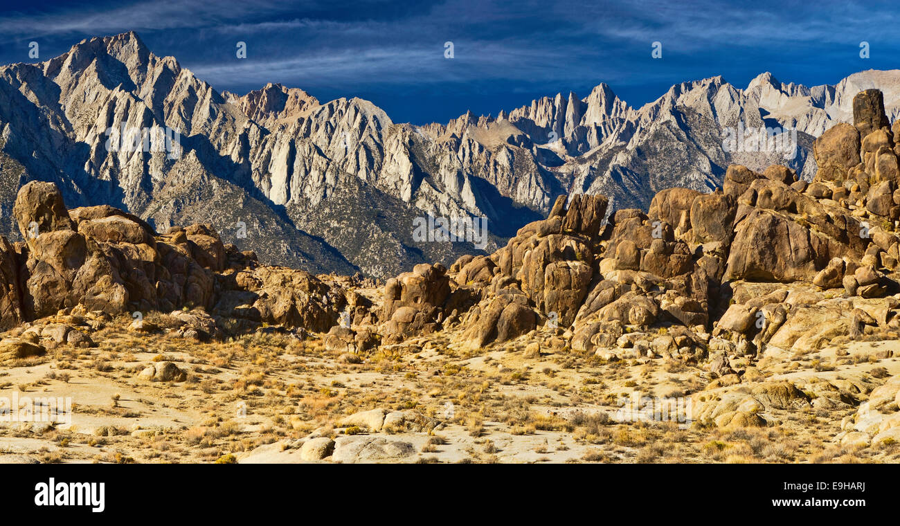 Le Mont Whitney, l'Est de la Sierra Nevada, vue depuis l'Alabama Hills, près de Lone Pine, Californie, USA Banque D'Images