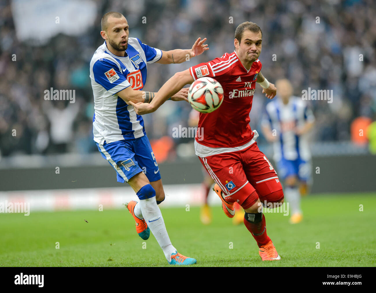 Pierre-Michel Lasogga de Hambourg et Berlin's John basketteur professionnel italien au cours de la Bundesliga match de football entre Hertha Berlin et Hambourg SV au Stade Olympique de Berlin, Allemagne, 25 octobre 2014. Photo : Thomas Eisenhuth/DPA - AUCUN FIL SERVICE - Banque D'Images