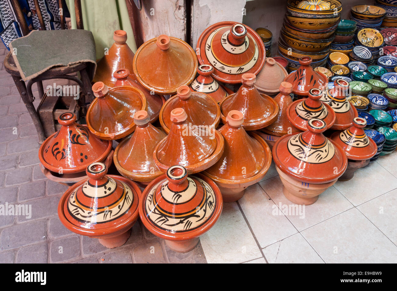 Magasin de poterie traditionnelle marocaine à Marrakech, Maroc Banque D'Images