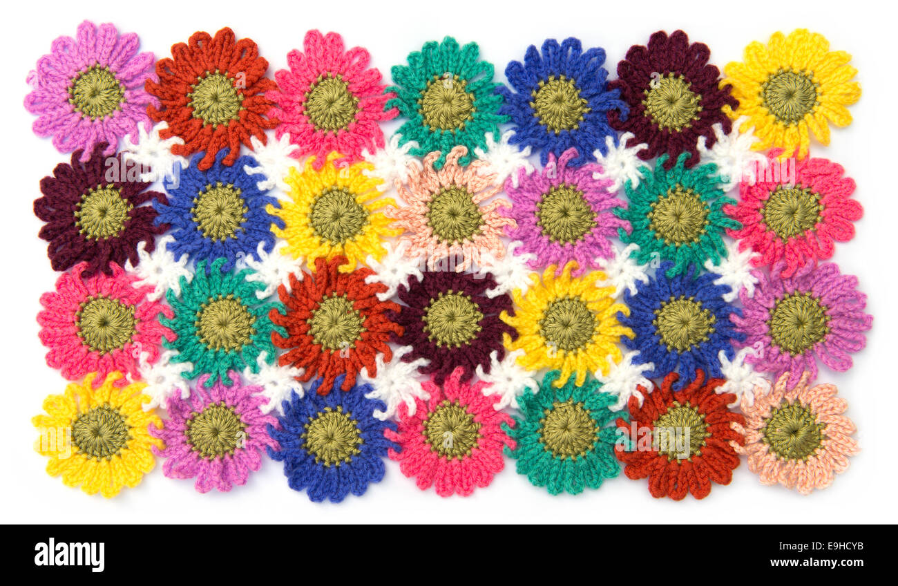 Tissu motif fleurs au crochet en arrière-plan blanc. Fait maison. Banque D'Images