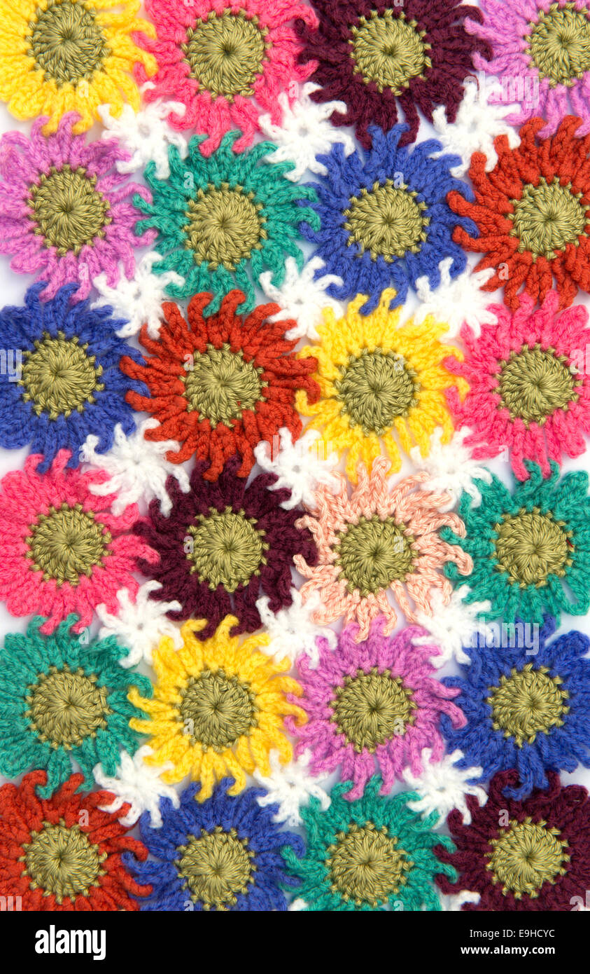 Tissu motif fleurs au crochet en arrière-plan blanc. Fait maison. Banque D'Images