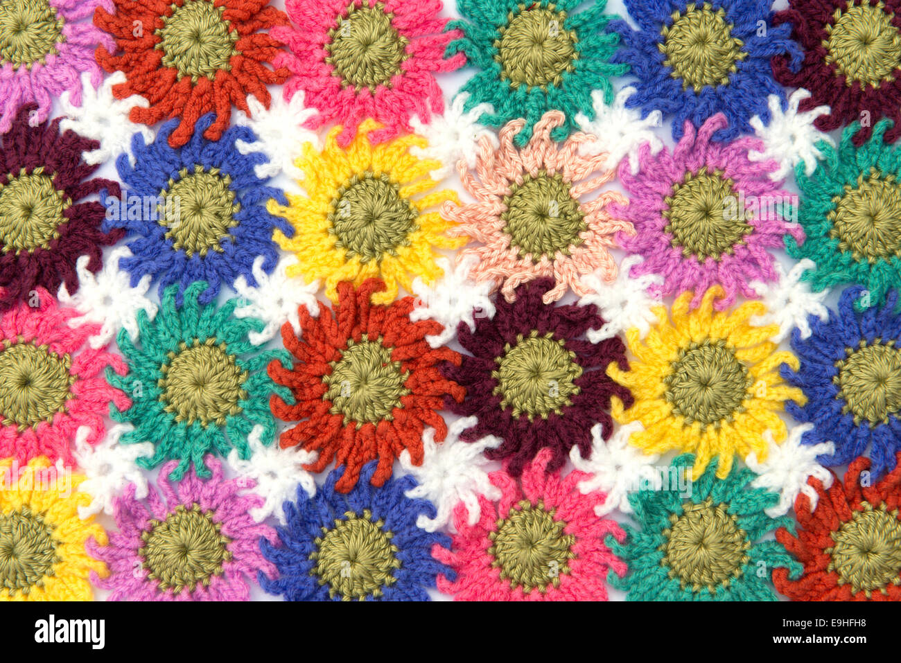 Tissu motif fleurs au crochet en arrière-plan blanc. Fait maison. Banque D'Images