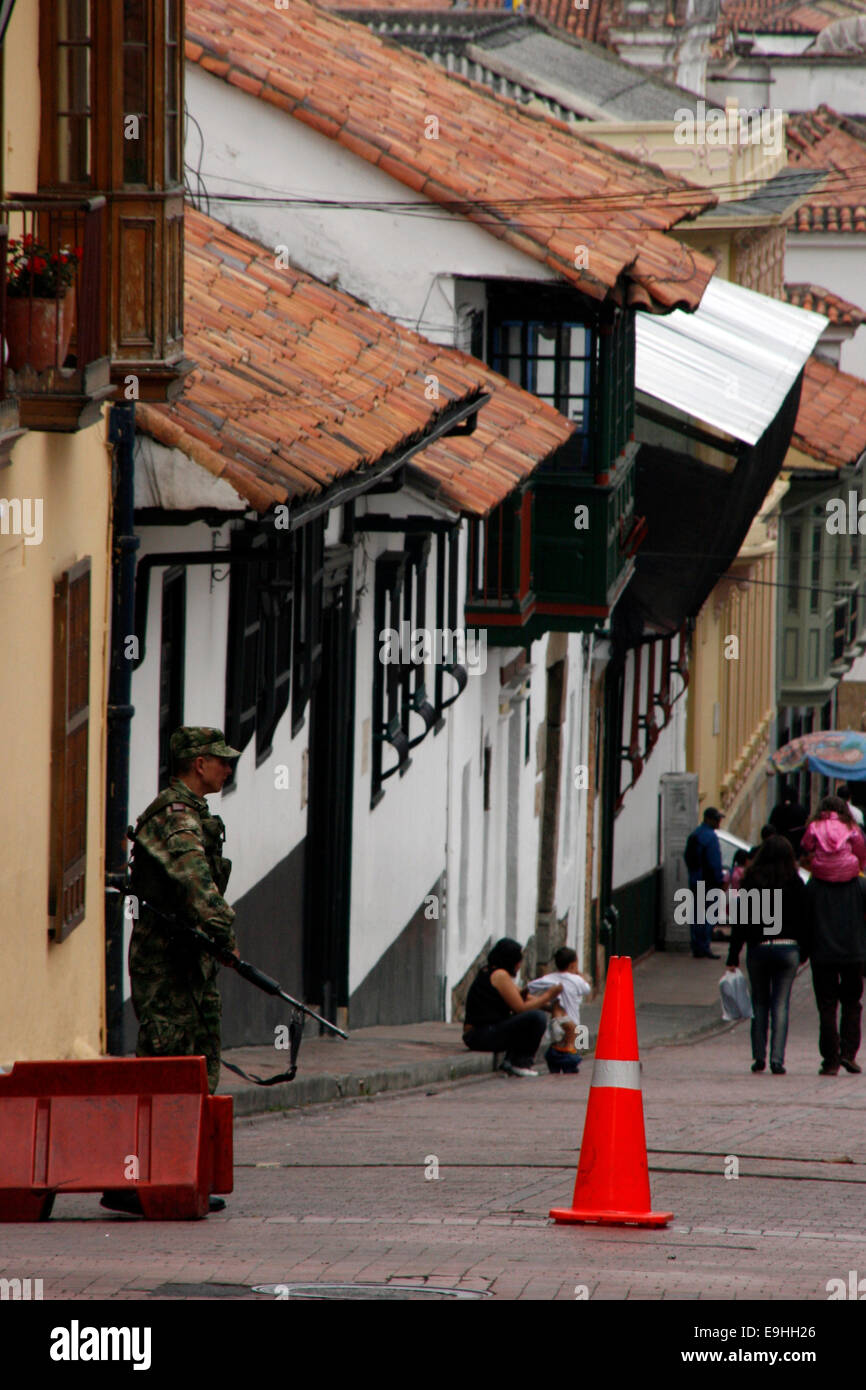 Soldat dans les rues de La Candelaria district de Bogota, Colombie Banque D'Images