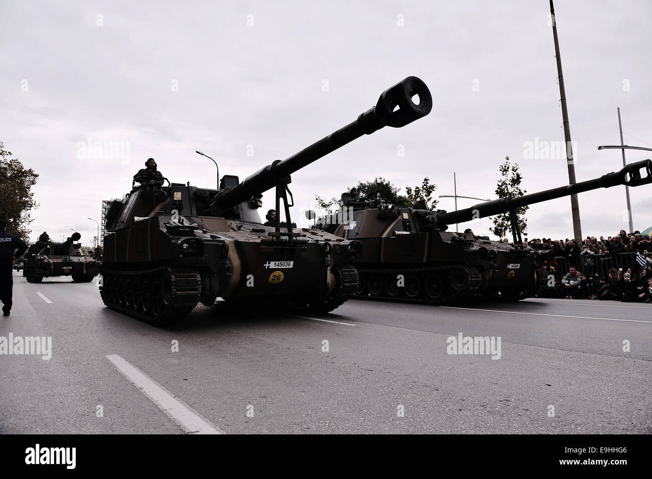 Thessalonique, Grèce. 28 octobre, 2014. Obusiers M109 de l'armée grecque à Thessalonique parade au cours des célébrations du 28e anniversaire d'octobre, la date à laquelle la Grèce est entré dans la deuxième guerre mondiale, en 1940. Credit : Giannis Papanikos/Alamy Live News Banque D'Images