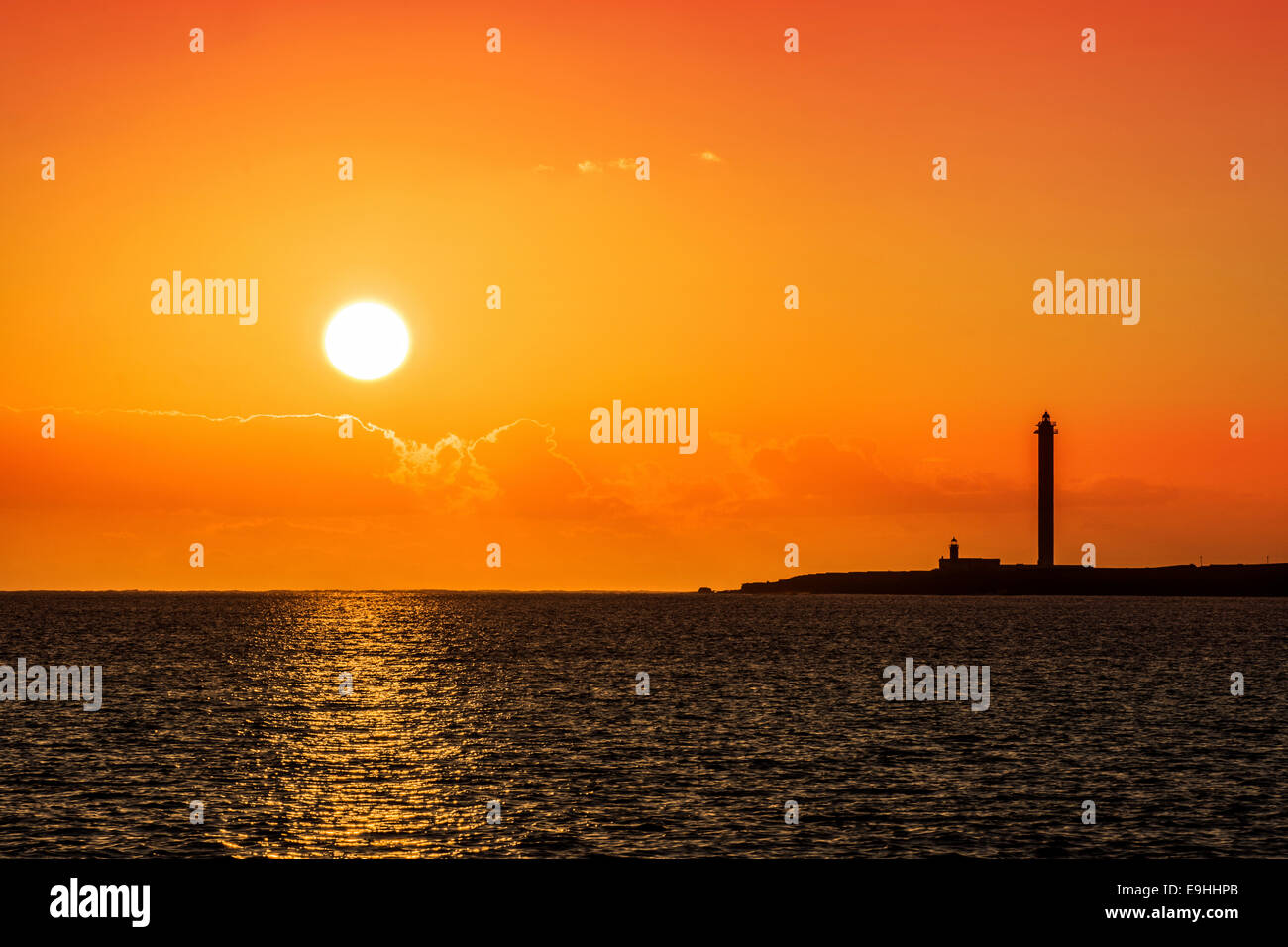 Beau Coucher du soleil de Lanzarote et terre de coulage en phare d'ossature. Banque D'Images
