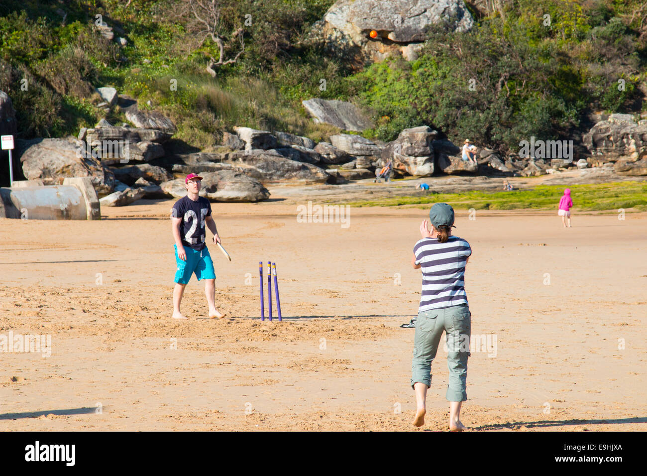 Mari et femme jouer beach cricket sur plage d'eau douce,Sydney, Australie Banque D'Images