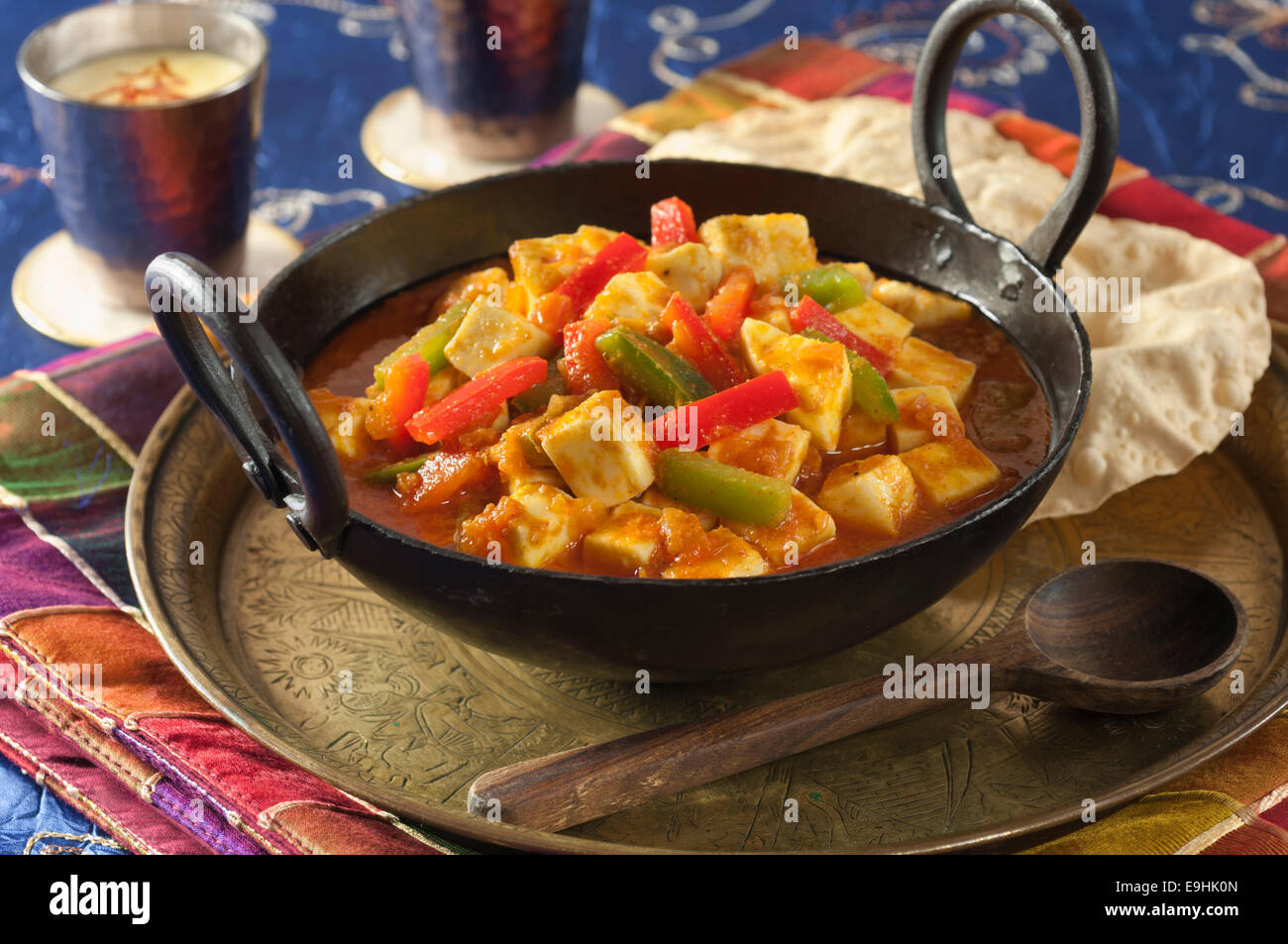 Paneer jalfrezi. Curry végétarien indien avec du fromage, des tomates et des poivrons. Banque D'Images