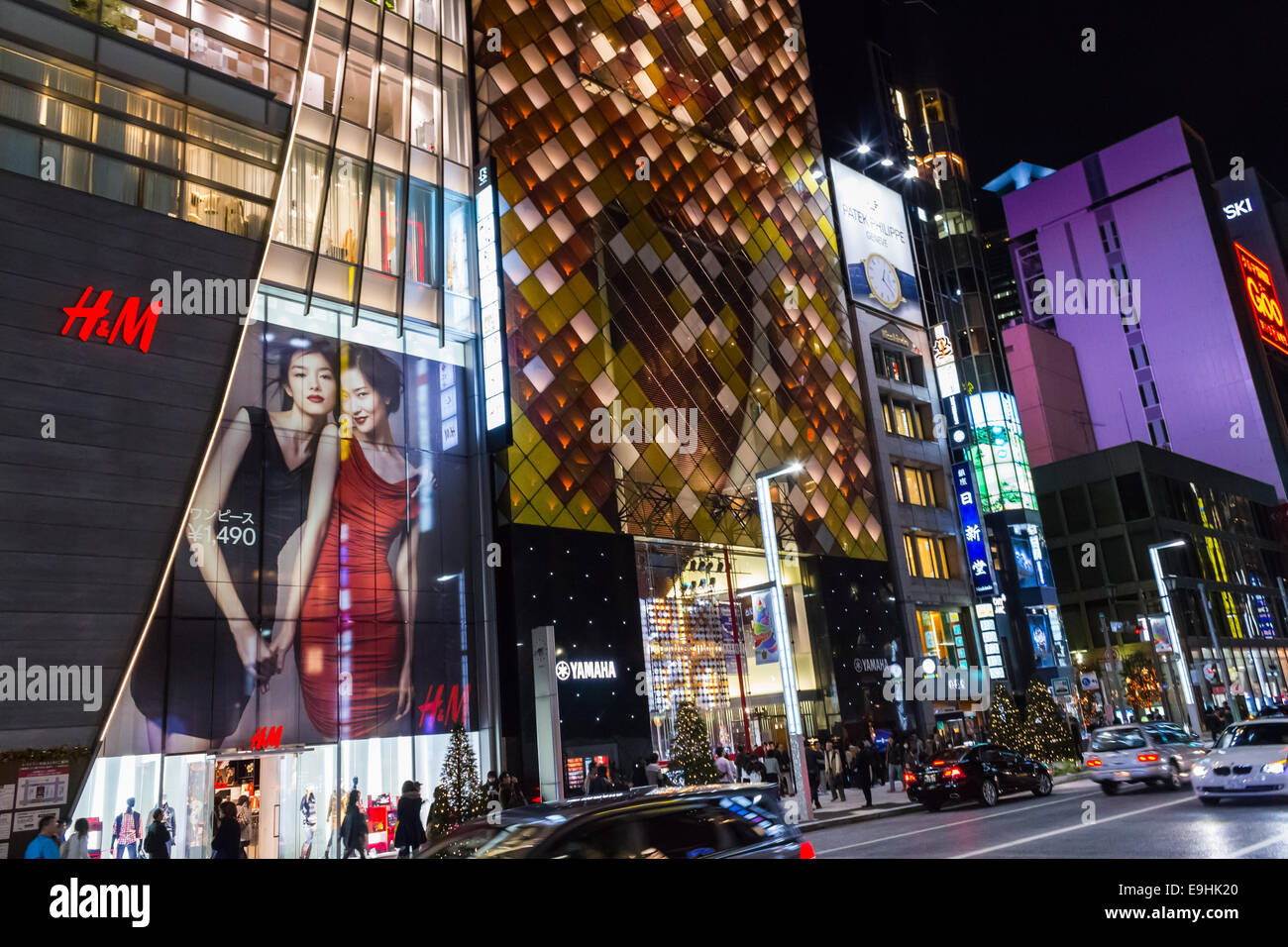 La rue commerçante de Chuo Dori passant par son centre de Ginza, Tokyo. Banque D'Images