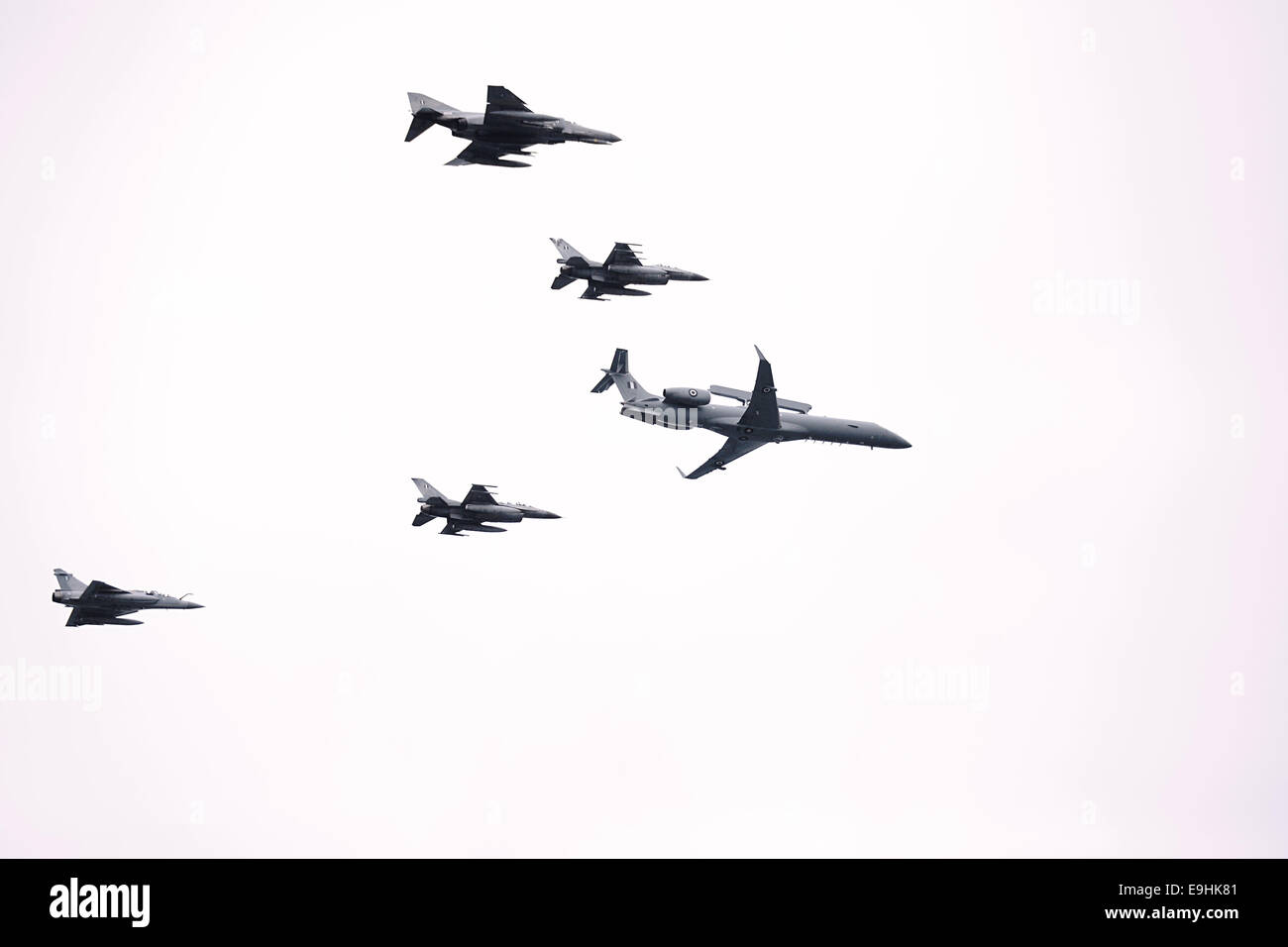 Thessalonique, Grèce. 28 octobre, 2014.Une formation de l'Armée de l'Air hellénique de F-16, Mirage 2000-5, F-4E et l'EMB-145 Erieye vole au-dessus de Salonique au cours des célébrations du 28e anniversaire d'octobre, la date à laquelle la Grèce est entré dans la deuxième guerre mondiale, en 1940. Credit : Giannis Papanikos/Alamy Live News Banque D'Images