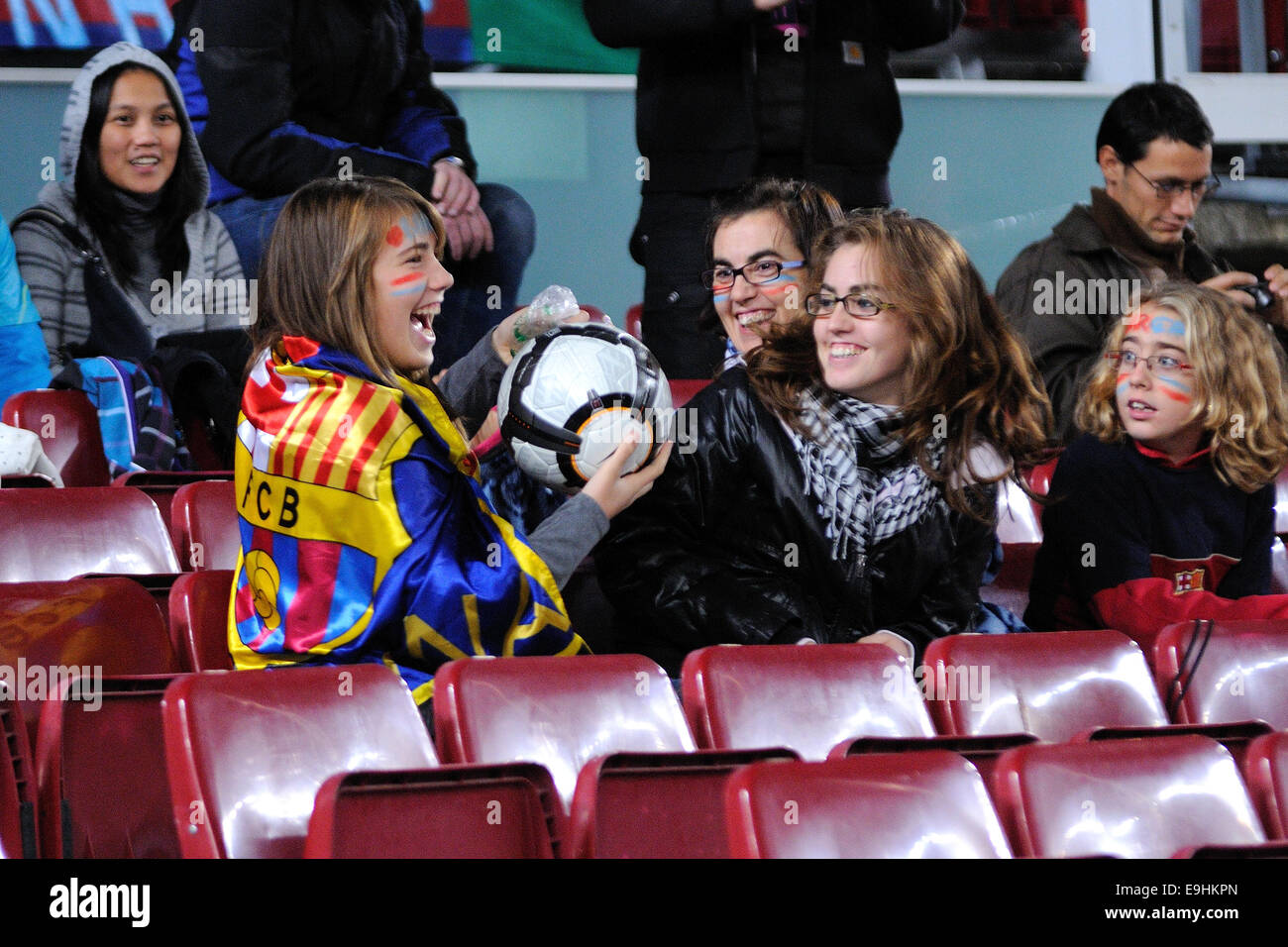 Barcelone - NOV 10 : retour de l'auditoire non identifié, la balle au Camp Nou sur la coupe d'Espagne (Copa del Rey). Banque D'Images