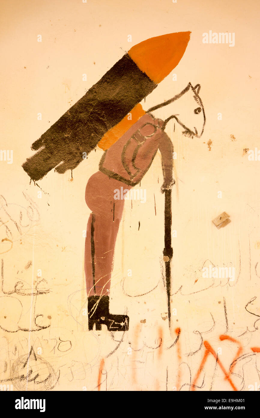 Graffiti sur des bâtiments militaires abandonnés près de la mer morte, Israël, montrant de la peinture écaillée, de l'art mural et des structures désertiques abandonnées Banque D'Images