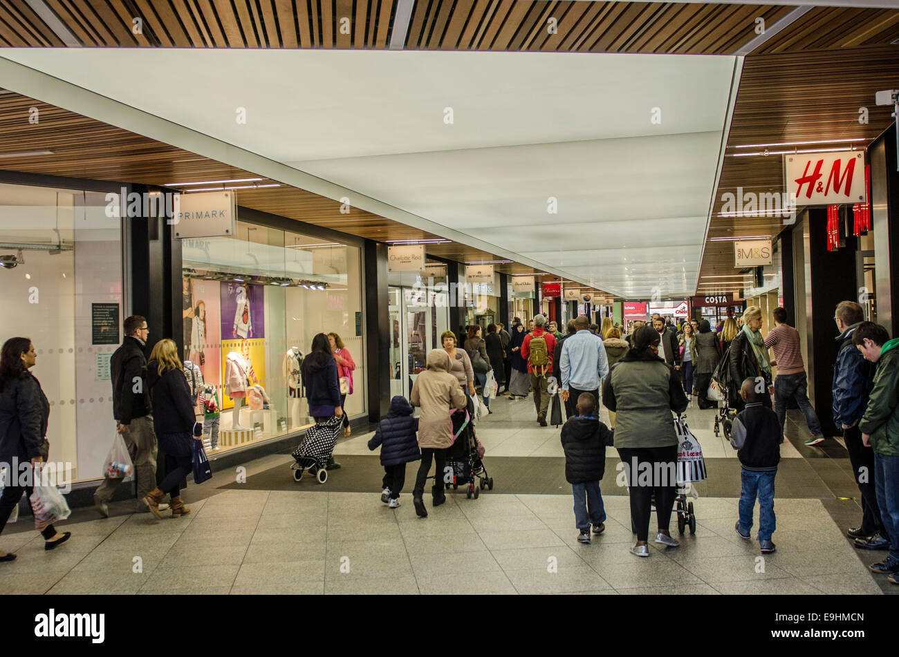 Vues de Ealing Broadway Shopping Centre et unités samedi 23 octobre 2014. Partie de British Land PLC portefeuille de détail au Royaume-Uni Banque D'Images