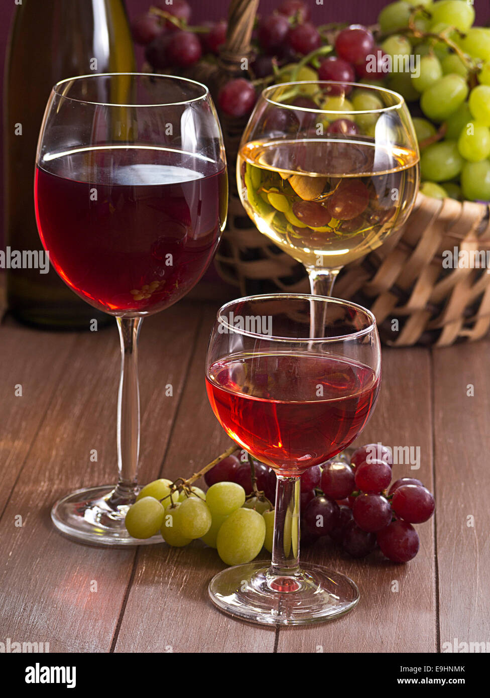 Rouge, blanc et rosé dans un verre de vin Banque D'Images