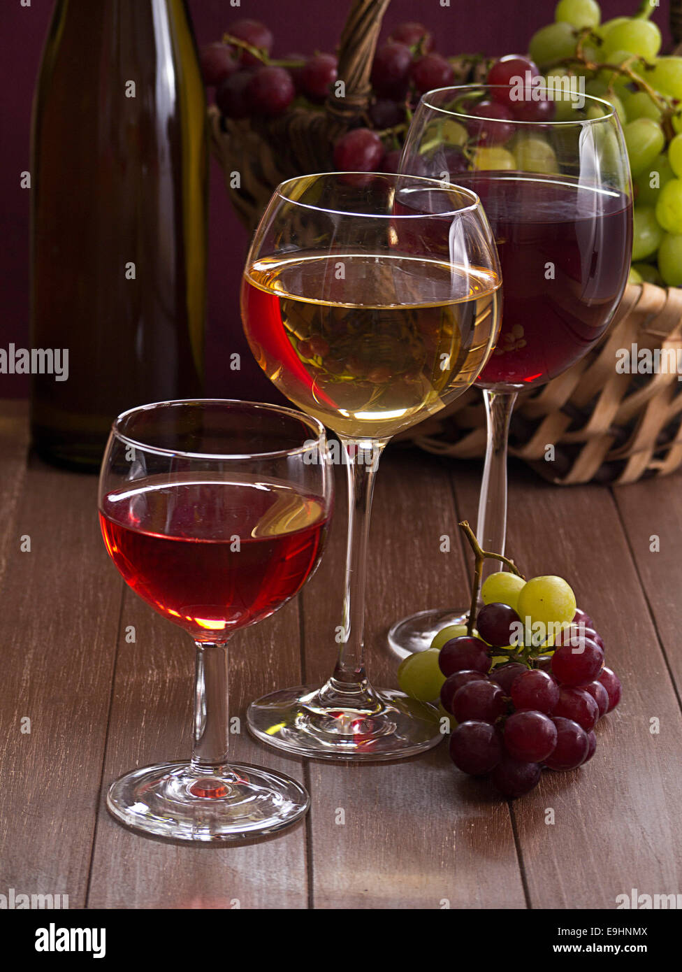 Rouge, blanc et rosé dans un verre de vin Banque D'Images