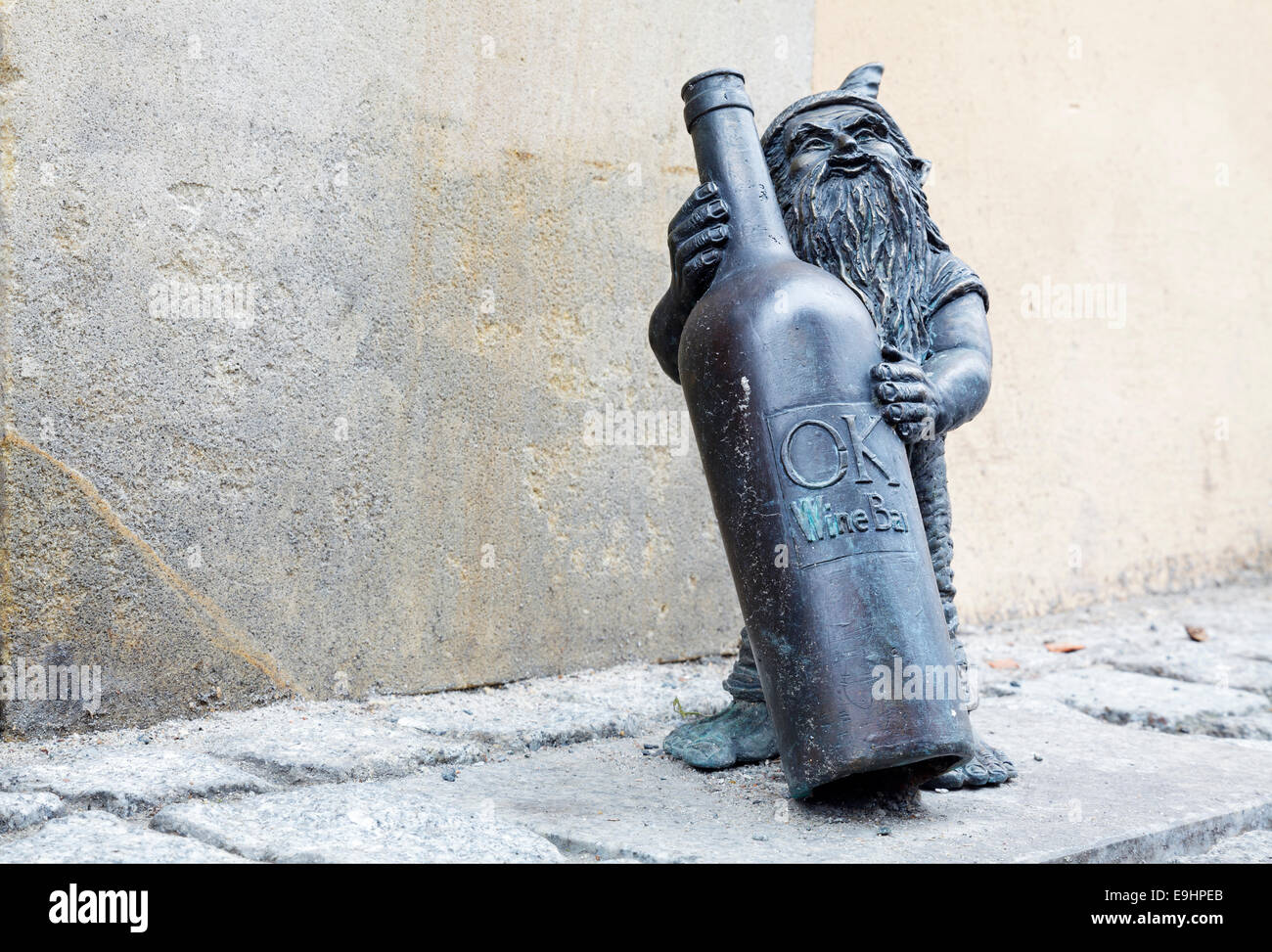 Les gnomes de Wroclaw, consommateur de vin, Pologne Banque D'Images