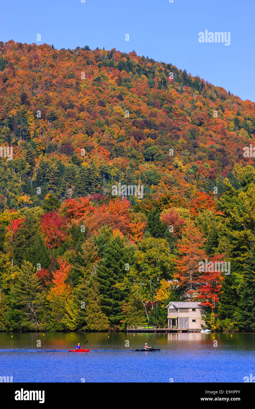Couleurs d'automne au Lac Miroir à Lake Placid en Adirondacks State Park dans le nord de l'État de New York, USA Banque D'Images