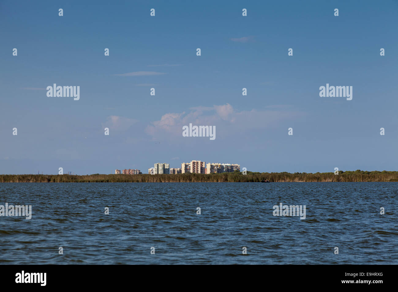 La ville de Valence à l'horizon, vu depuis le lac d'Albufera. Espagne Banque D'Images