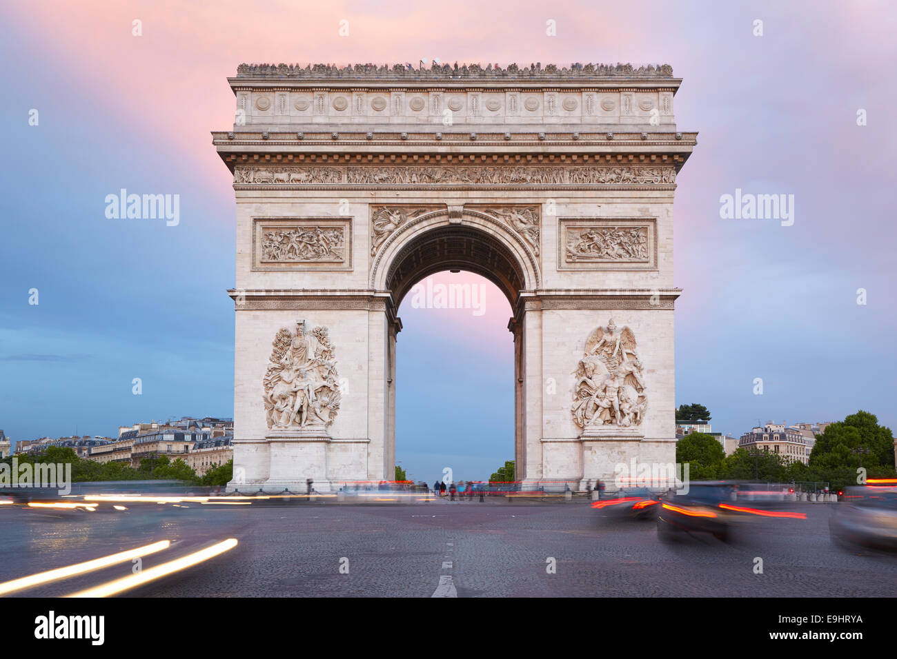 Arc de Triomphe à Paris, France vu de l'Avenue des Champs Elysées. Banque D'Images