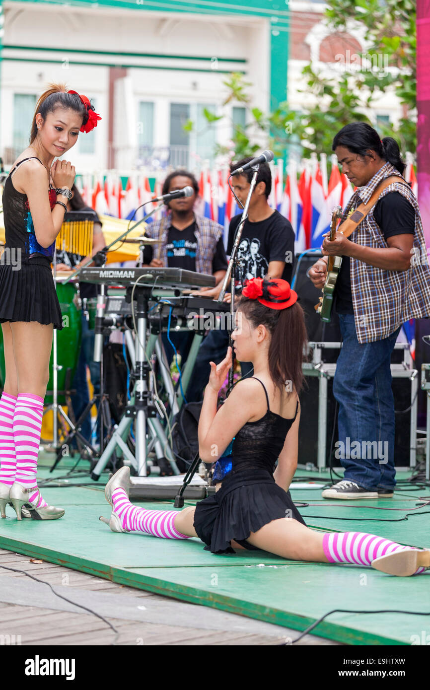 Artistes thaïlandais au concert en plein air, Phuket, Thailand Banque D'Images