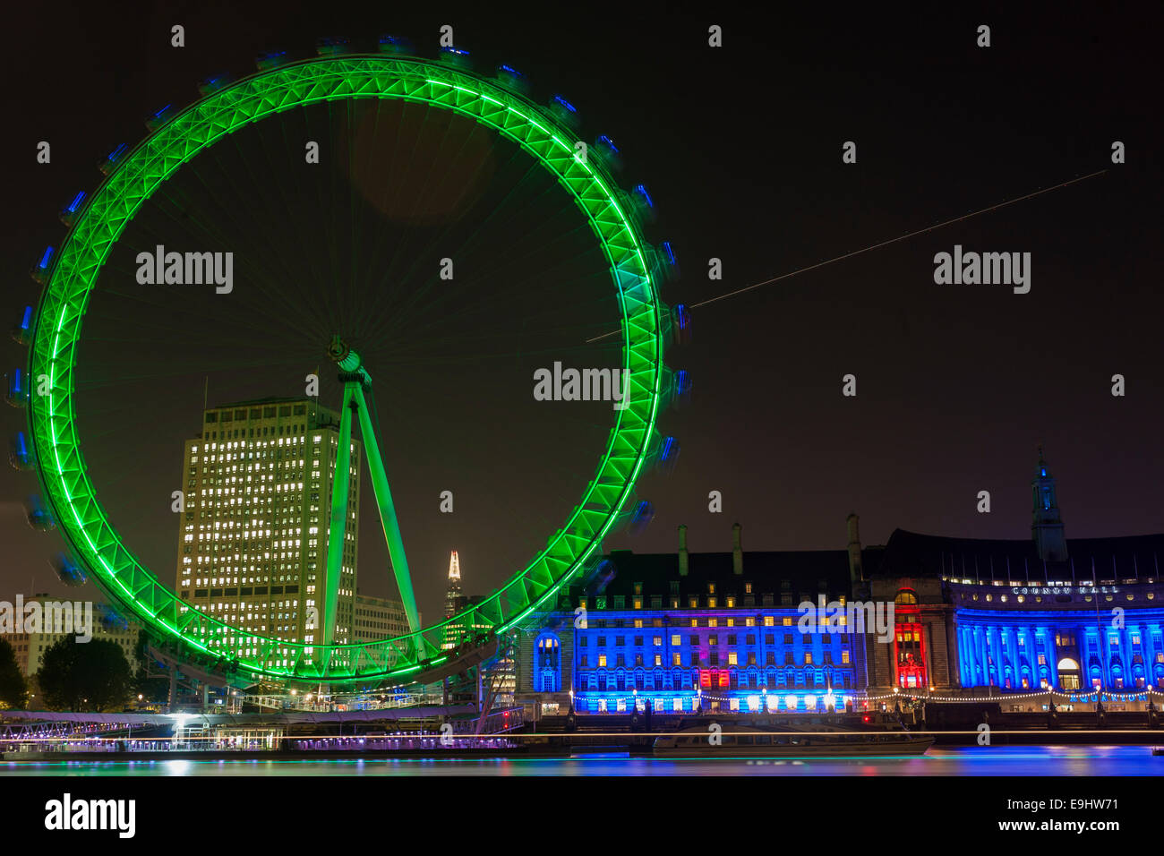 Bâtiments London Eye et Old County Hall, le long de la Tamise avec façade éclairée en bleu à Southbank, Londres, Royaume-Uni en octobre - effet abstrait Banque D'Images